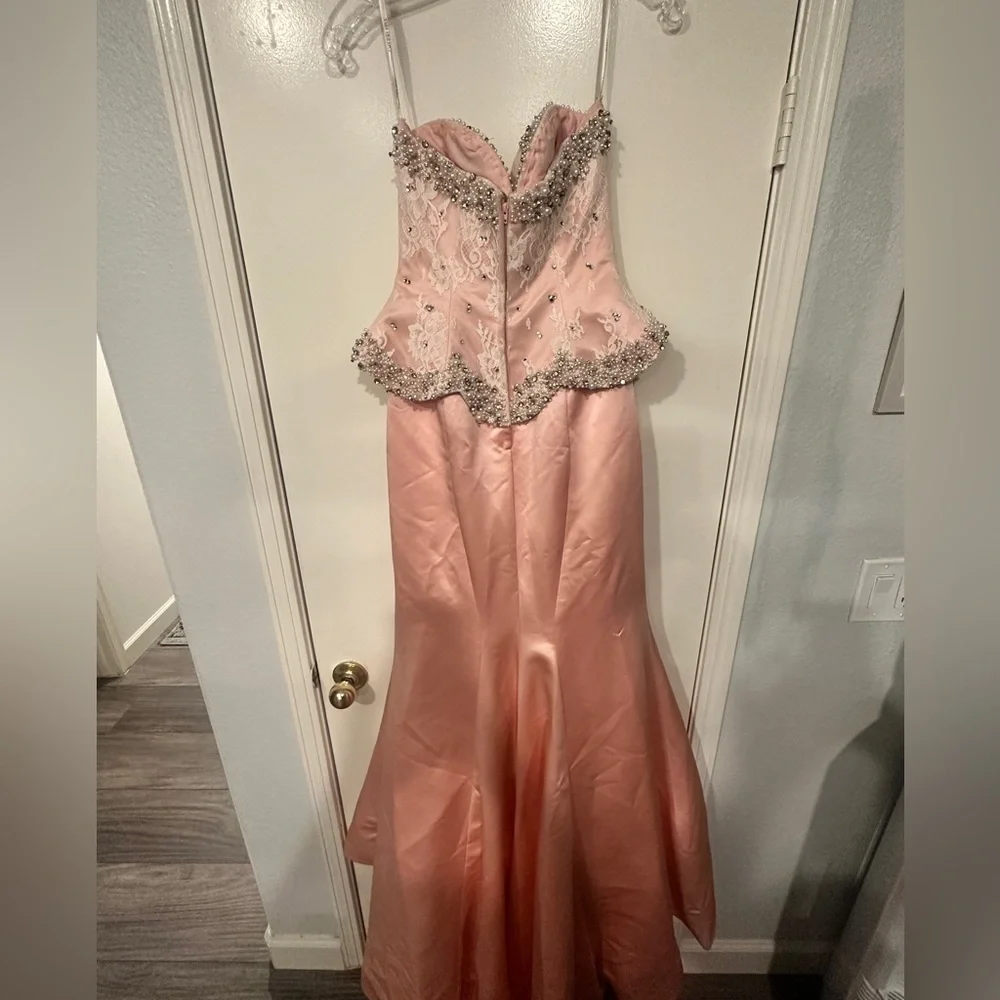 Stunning Sherri Hill Peplum Gown - Picture 3 of 4